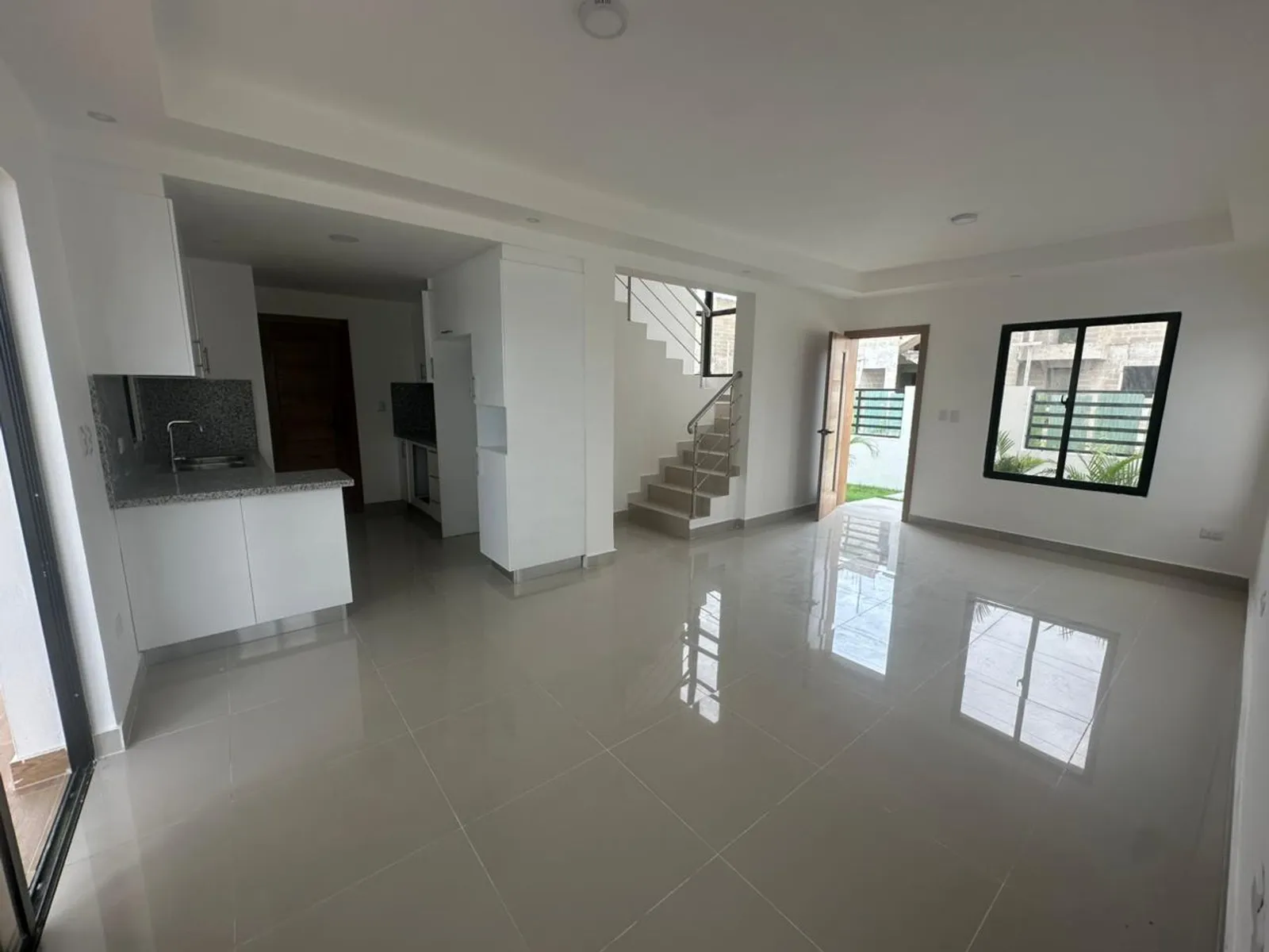 House for Sale Across from Commercial Plaza, photo 4