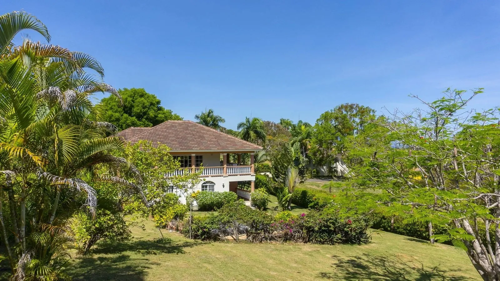 NUEVO LISTING – 2HB – VILLA CON VISTA AL MAR, foto 2