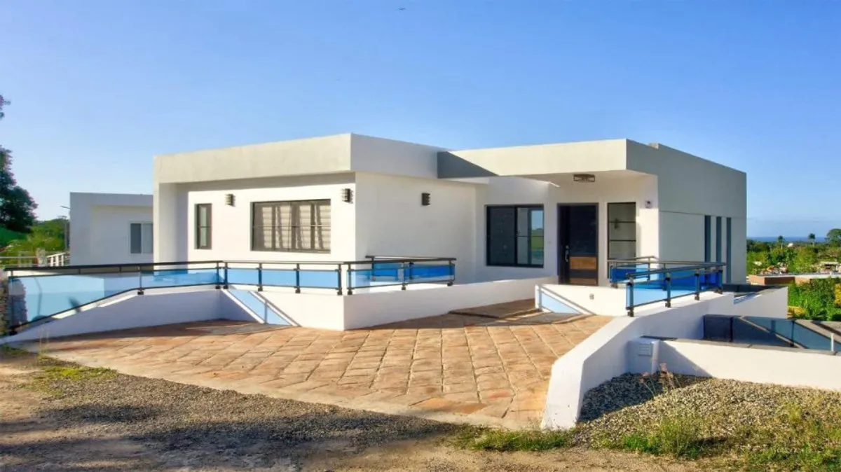 Contemporary 4-Bedroom Oasis in Casa Linda, main photo