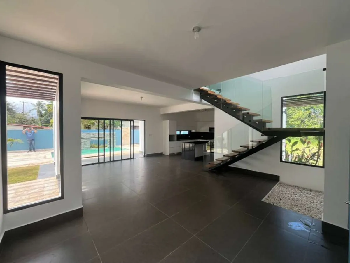 Impressionnante Villa Moderne à 3 Minutes de la Plage, photo 2