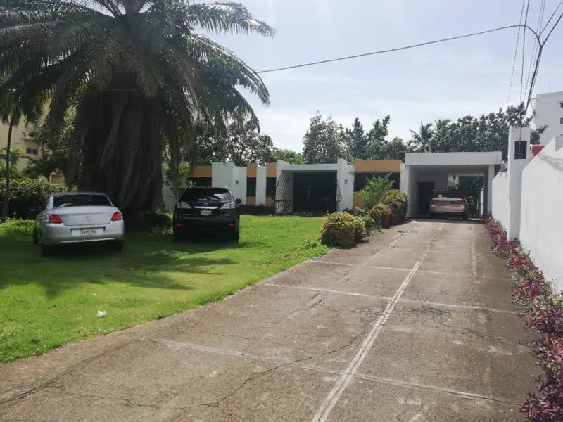 Maison-Terrain idéal pour tout type de commerce, USD$ 2,400,000