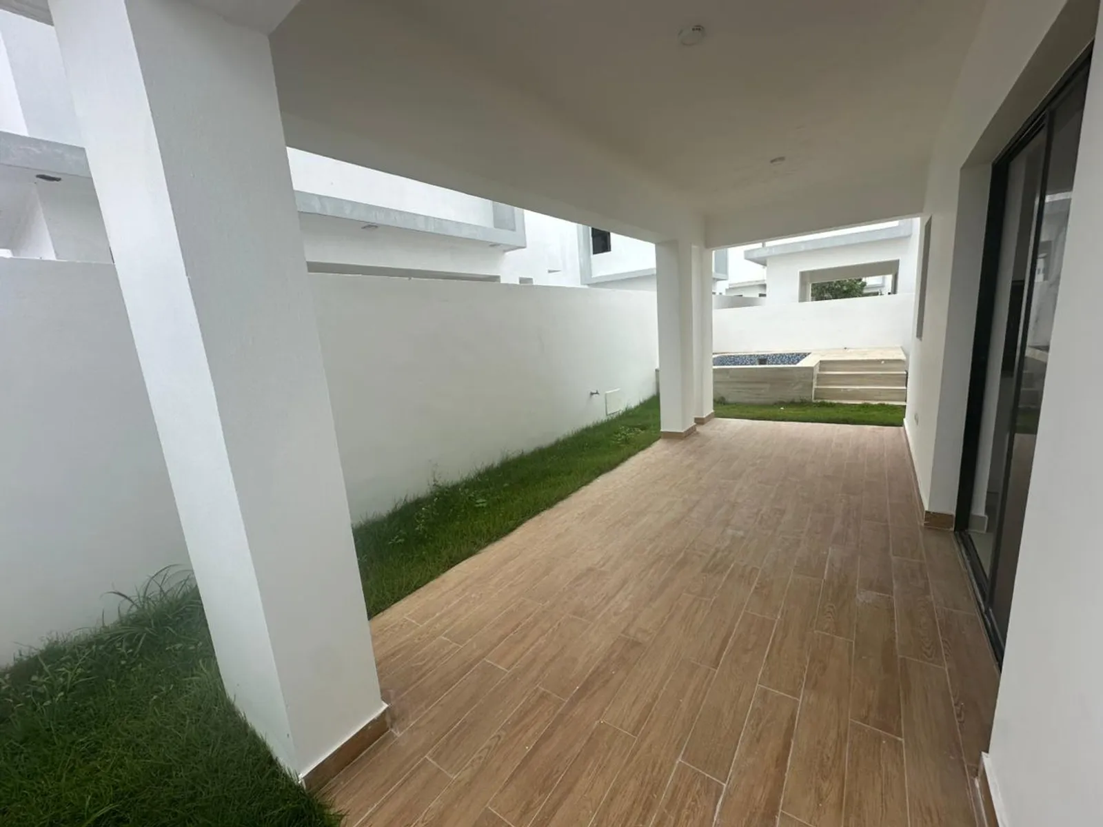 House for Sale Across from Commercial Plaza, photo 3