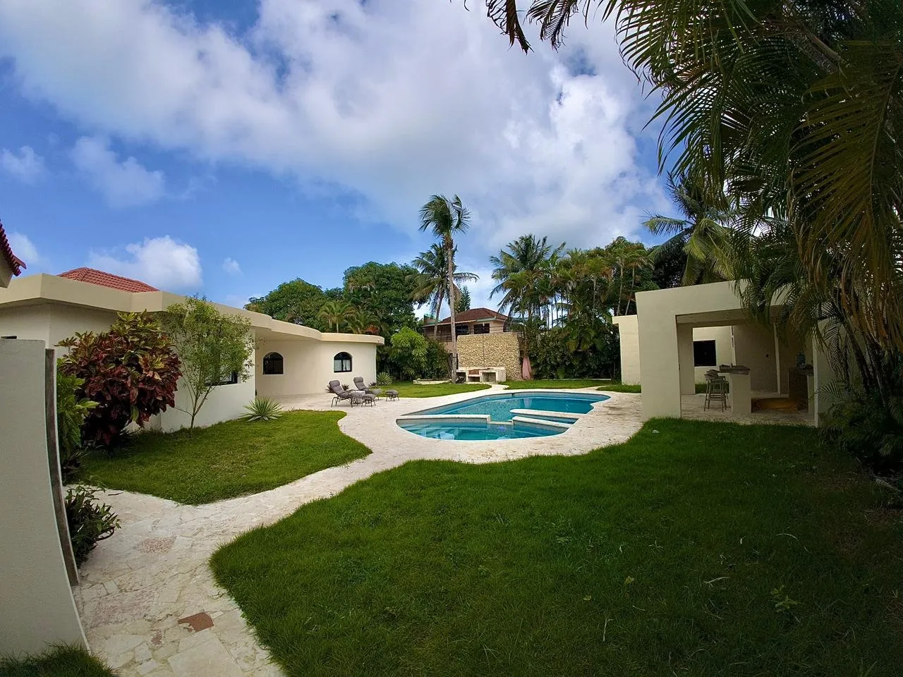 Exclusiva Villa con Amplio Terreno a 3 Minutos de la Playa en Cabarete, foto 3