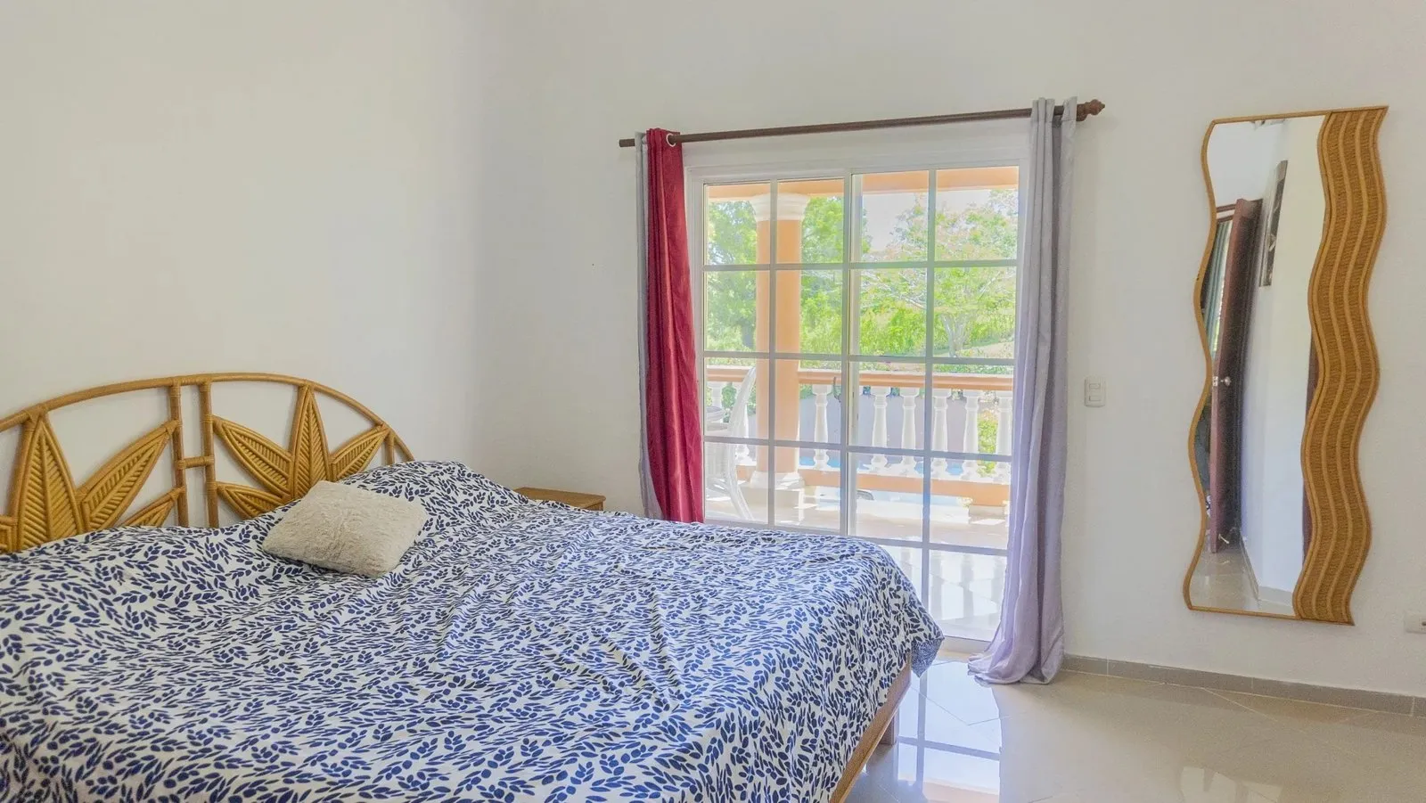 NUEVO LISTING – 2HB – VILLA CON VISTA AL MAR, foto principal