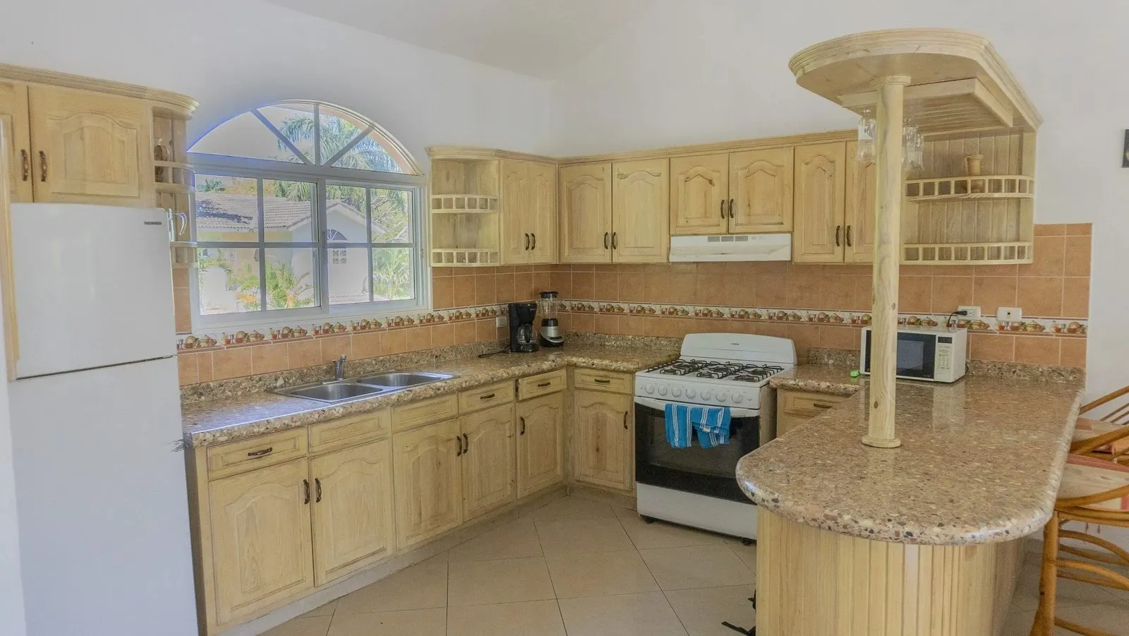 NUEVO LISTING – 2HB – VILLA CON VISTA AL MAR, foto 7