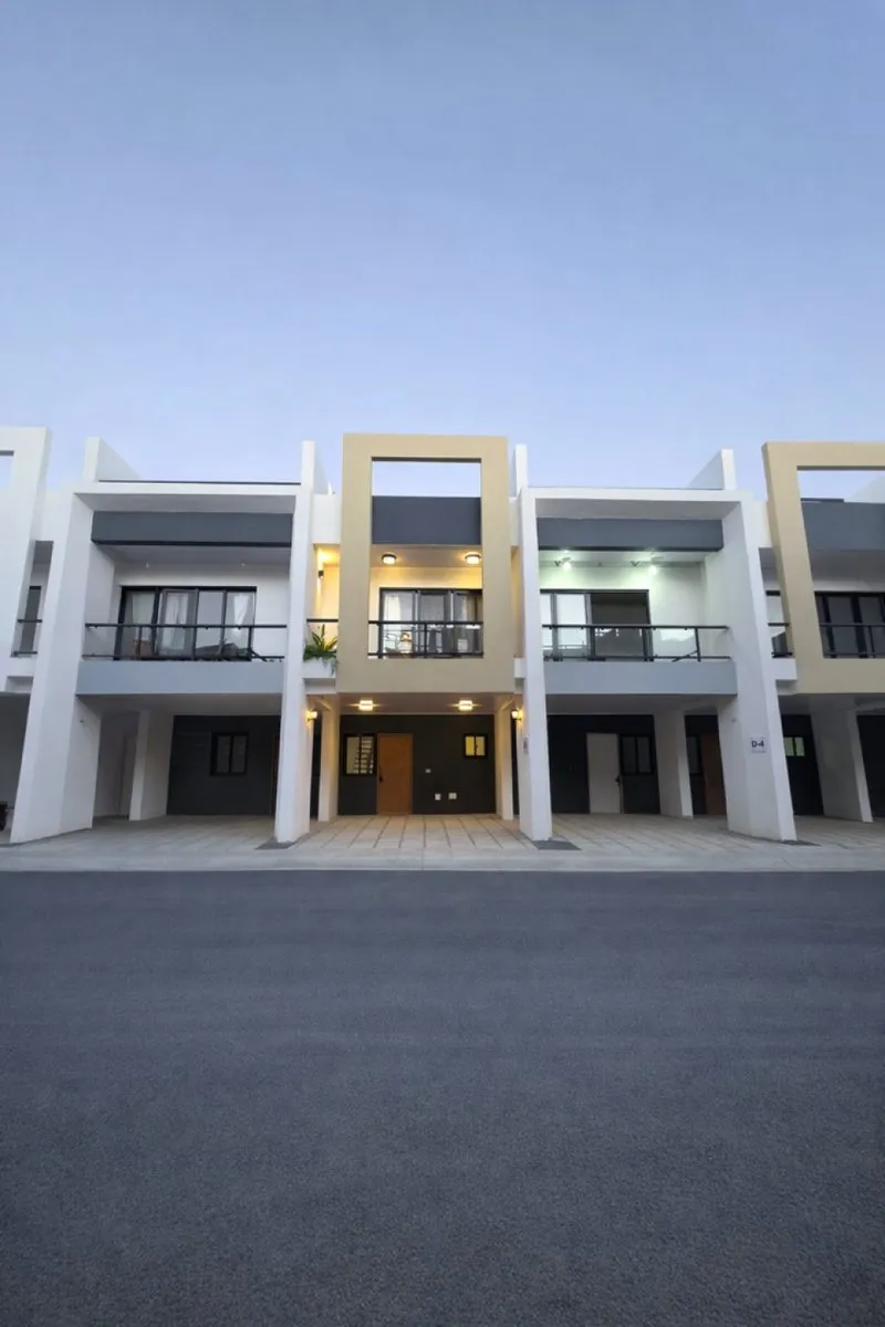 2 Schlafzimmer Townhouse | Pool + Rooftop | Playa Chiquita, Hauptfoto