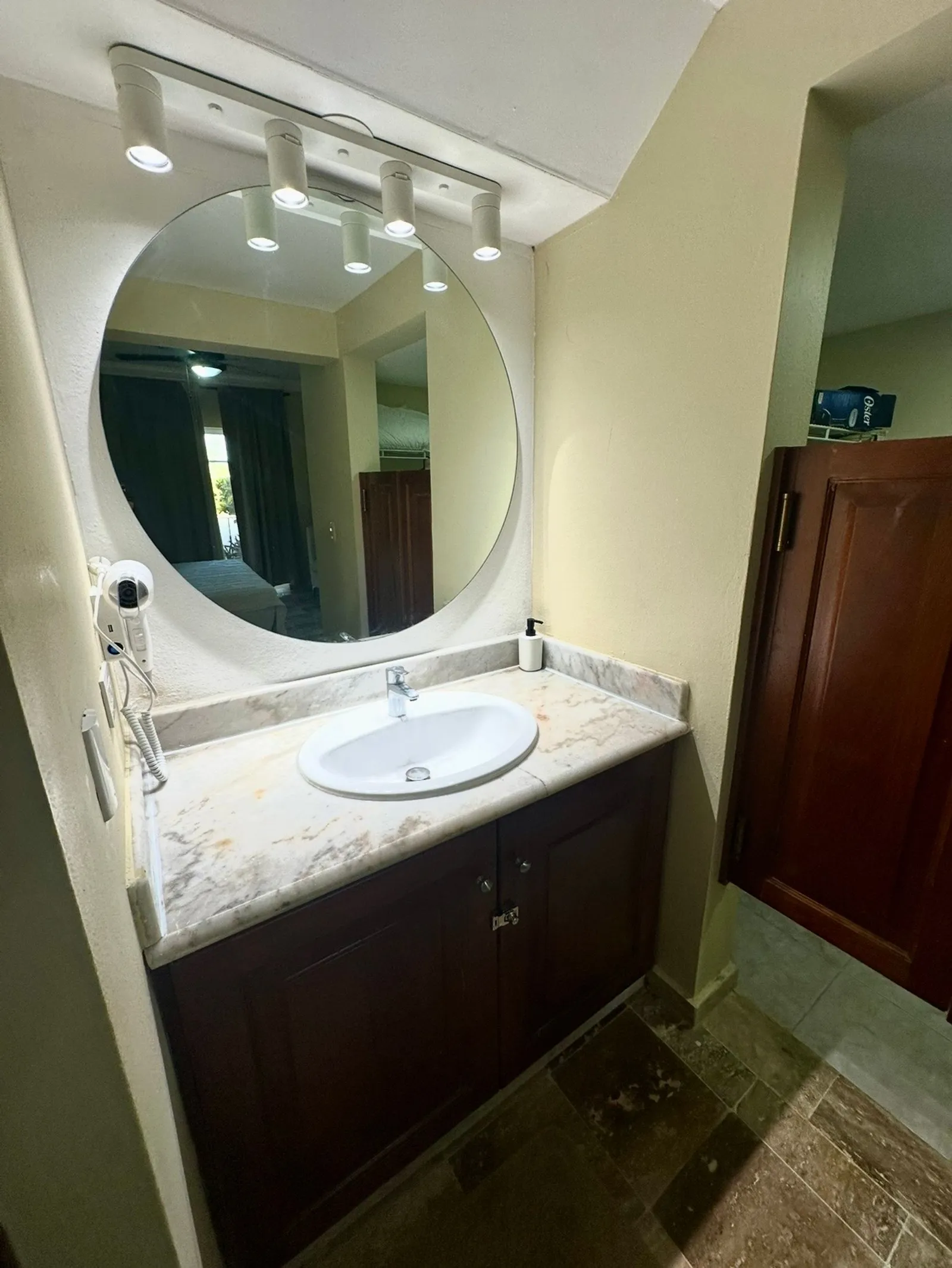 One-bedroom furnished apartment in Carey, photo 9