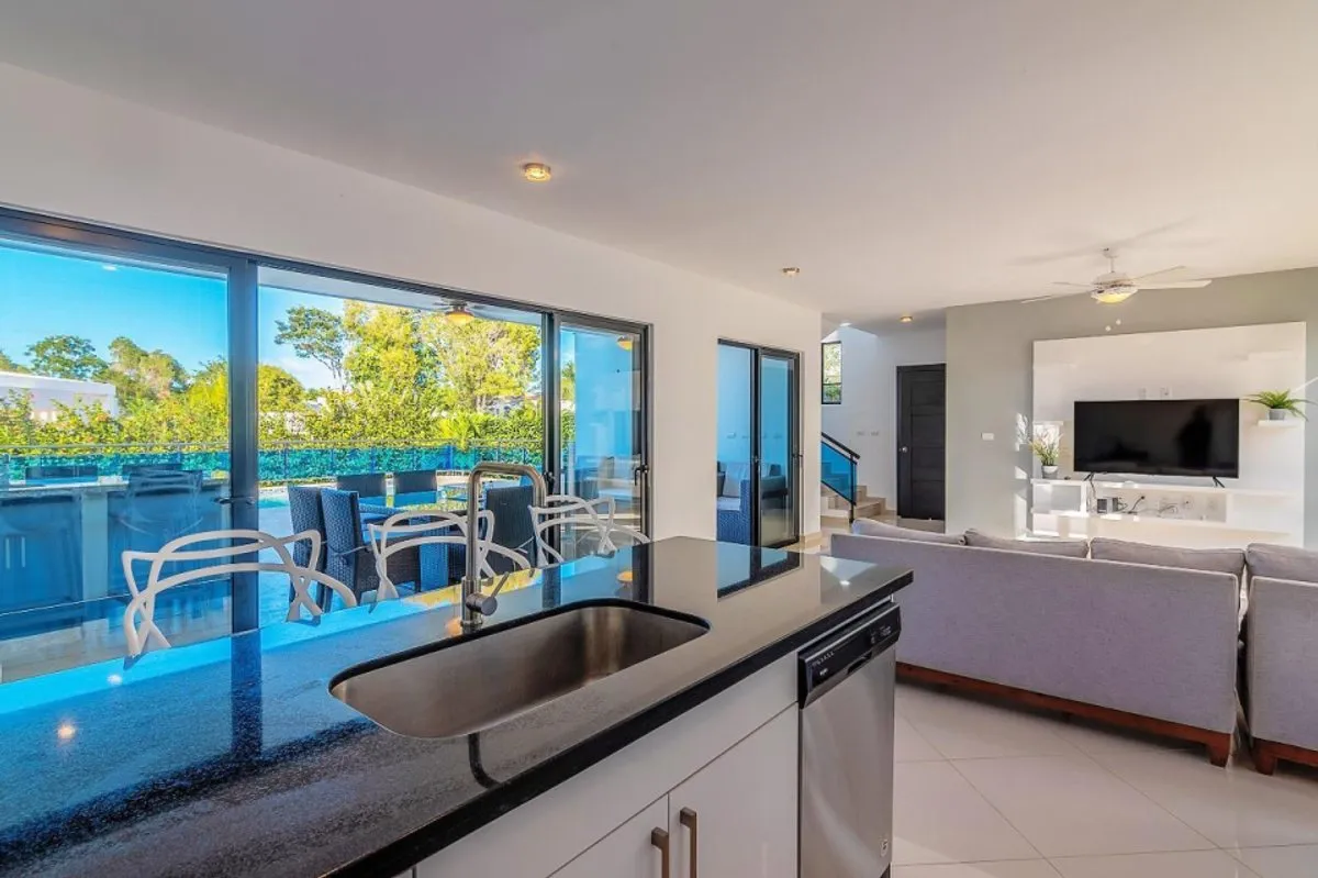 Contemporary 4-Bedroom Oasis in Casa Linda, photo 2