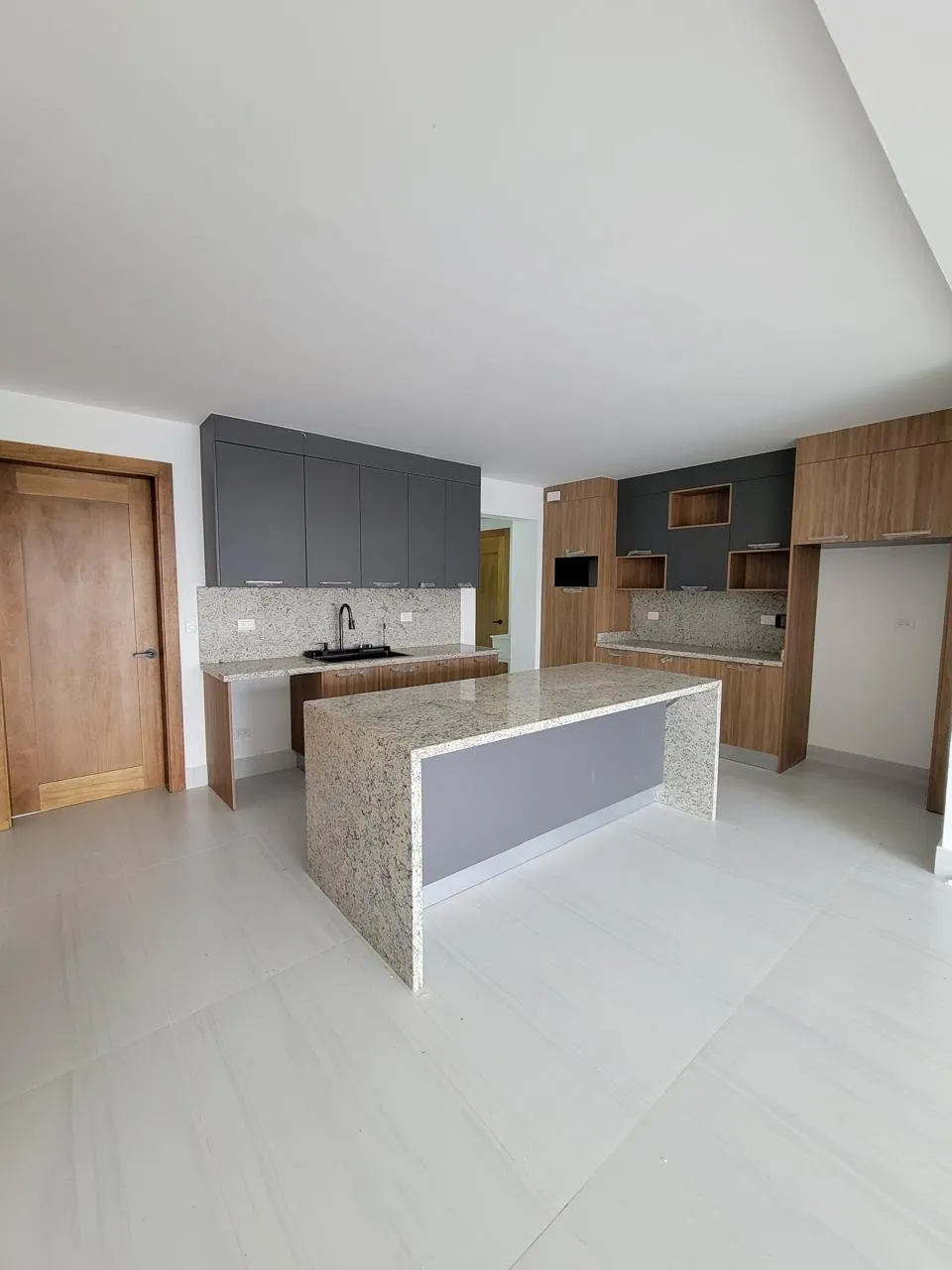 Moderno Apartamento de 3 Habitaciones con Amenidades Exclusivas en Torre Residencial, foto 6