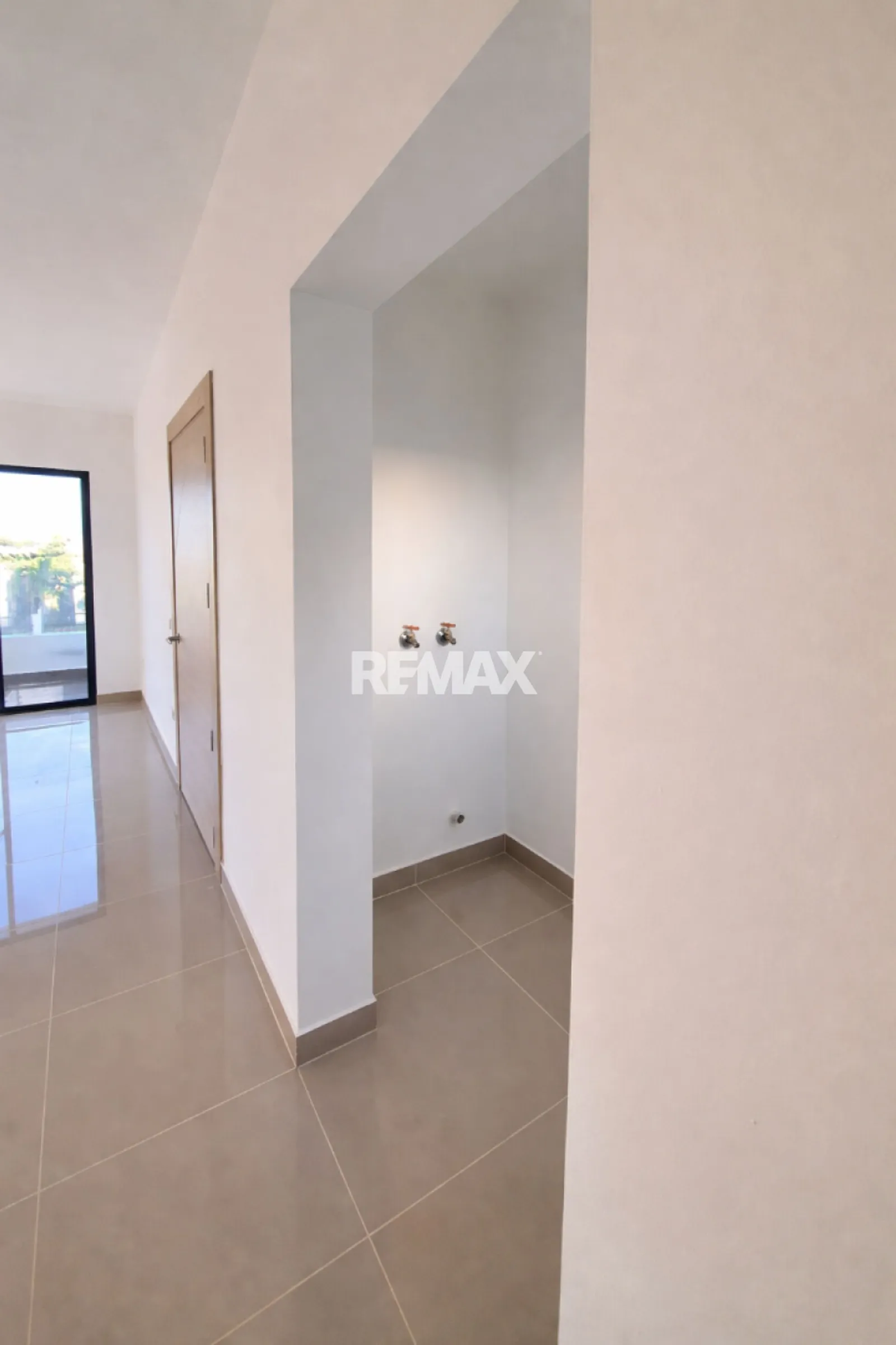 Apt. Prêt de 2 chambres avec terrasse privée, photo 3